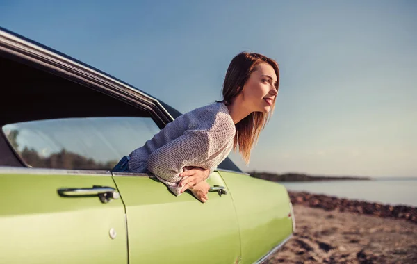 Siente Espíritu Aventura Atractiva Joven Mujer Inclina Por Ventana Coche — Foto de Stock