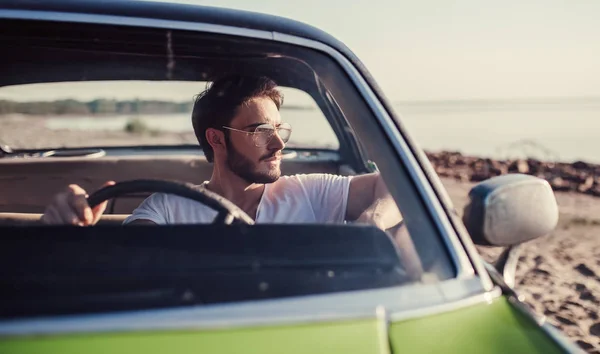 Schöner Bärtiger Mann Sitzt Seinem Grünen Retro Auto Strand Oldtimer — Stockfoto