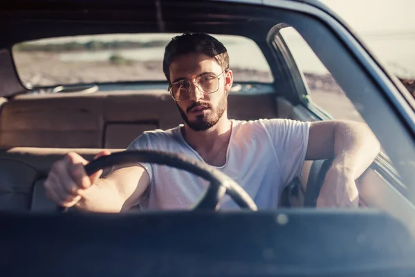 Hombre Barbudo Guapo Está Sentado Coche Retro Verde Pie Playa — Foto de Stock