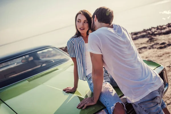 Casal Romântico Está Perto Carro Retro Verde Praia Bonito Barbudo — Fotografia de Stock