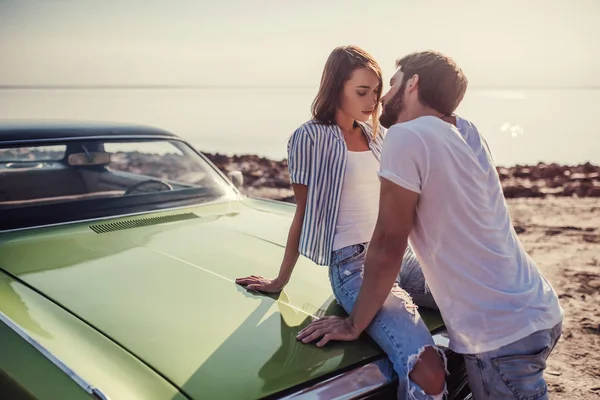 Romantikus Pár Közelében Zöld Retro Autó Strandon Áll Szép Szakállas — Stock Fotó