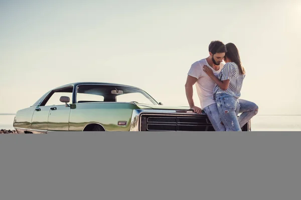 Romantyczna Para Stoi Pobliżu Zielony Samochód Retro Plaży Brodaty Mężczyzna — Zdjęcie stockowe