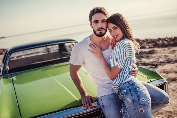 Romantisches Paar Steht Neben Grünem Retro Auto Strand Schöner Bärtiger — Stockfoto