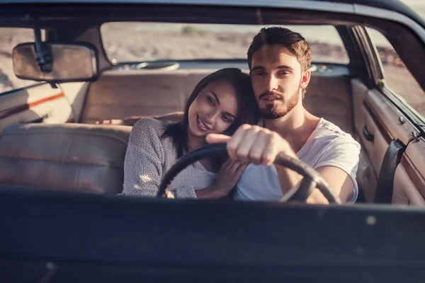 Romantische Koppel Zit Groene Retro Auto Het Strand Knappe Bebaarde — Stockfoto