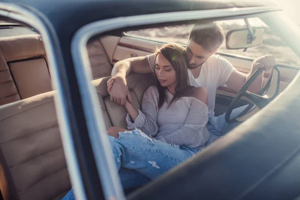 Casal Romântico Está Sentado Carro Retro Verde Praia Bonito Barbudo — Fotografia de Stock