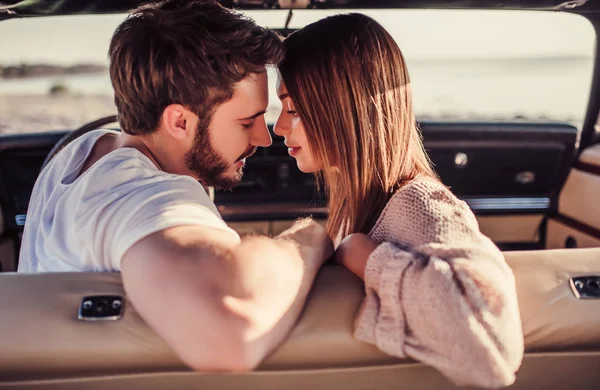 Romantic Couple Sitting Green Retro Car Beach Handsome Bearded Man — Stock Photo, Image