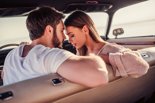 Romantyczna Para Siedzi Zielony Samochód Retro Plaży Brodaty Mężczyzna Przystojny — Zdjęcie stockowe