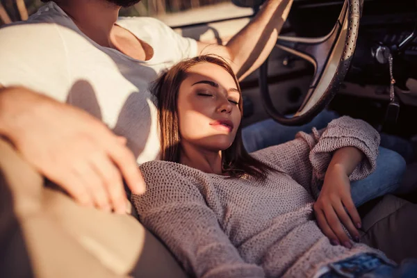 Romantik çift sahilde yeşil retro arabada oturuyor. Sakallı yakışıklı ve çekici genç kadın vintage klasik araba. Şık aşk hikayesi. Sarılma ve öpüşme arabaya olurken.