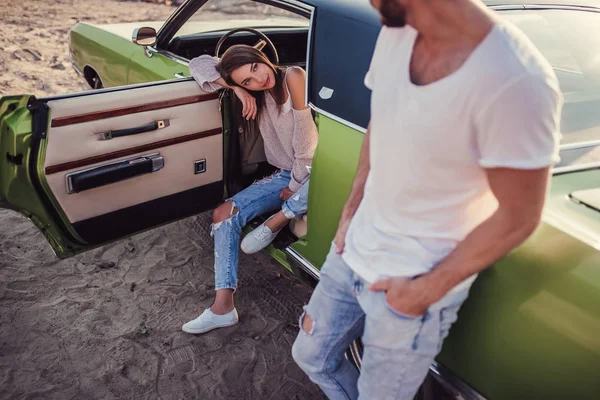 Couple Romantique Est Debout Près Voiture Rétro Verte Sur Plage — Photo