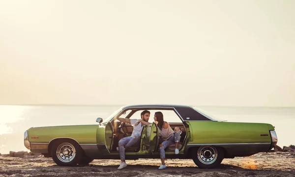 Pareja Romántica Está Sentado Coche Verde Retro Playa Hombre Barbudo — Foto de Stock