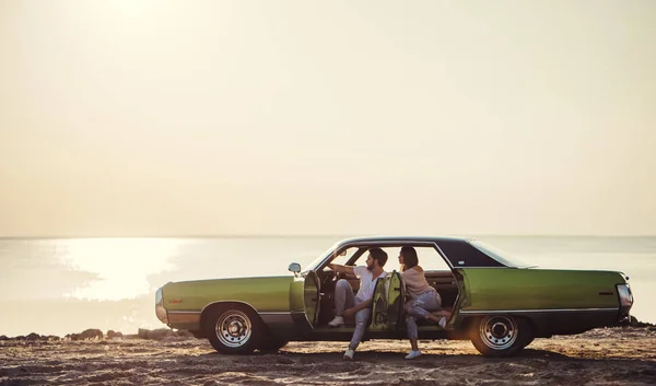 Pareja Romántica Está Sentado Coche Verde Retro Playa Hombre Barbudo — Foto de Stock