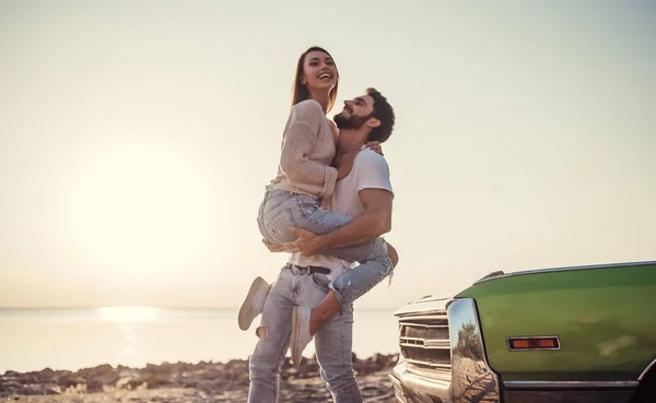 Pareja Romántica Está Pie Cerca Coche Verde Retro Playa Hombre — Foto de Stock