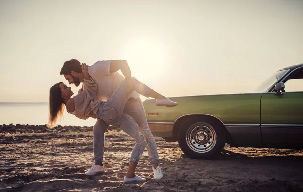 Romantikus Pár Közelében Zöld Retro Autó Strandon Áll Szép Szakállas — Stock Fotó