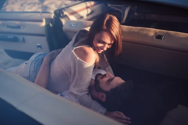 Pareja Romántica Está Sentado Coche Verde Retro Playa Hombre Barbudo — Foto de Stock