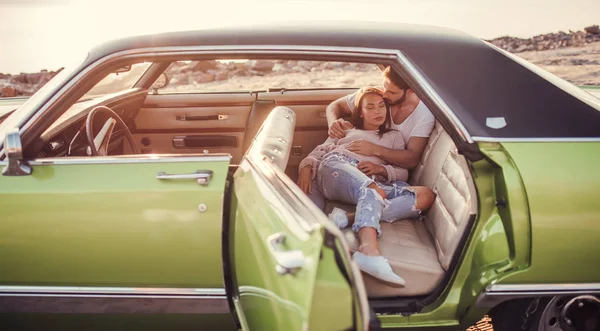 Romantische Koppel Zit Groene Retro Auto Het Strand Knappe Bebaarde — Stockfoto