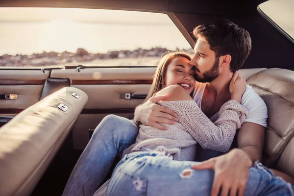 Romantic Couple Sitting Green Retro Car Beach Handsome Bearded Man — Stock Photo, Image