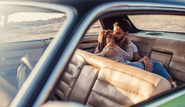 Pareja Romántica Está Sentado Coche Verde Retro Playa Hombre Barbudo — Foto de Stock