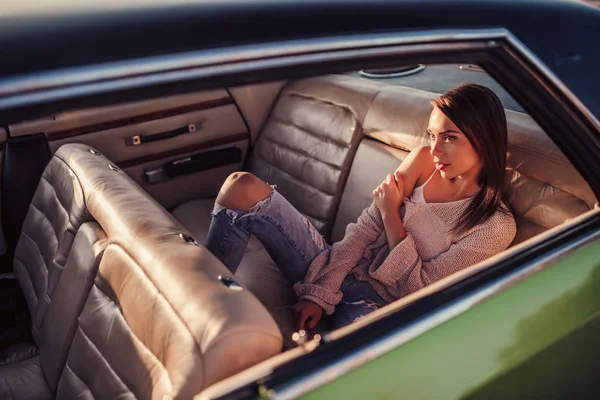 Atrakcyjna Młoda Kobieta Siedzi Zielony Samochód Retro Plaży Retro Klasyczne — Zdjęcie stockowe
