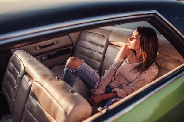 Attractive Young Woman Sitting Green Retro Car Beach Vintage Classic — Stock Photo, Image