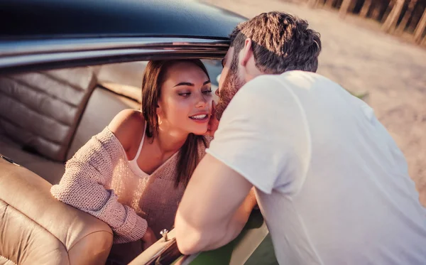 Pareja Romántica Con Coche Verde Retro Playa Hombre Barbudo Guapo —  Fotos de Stock