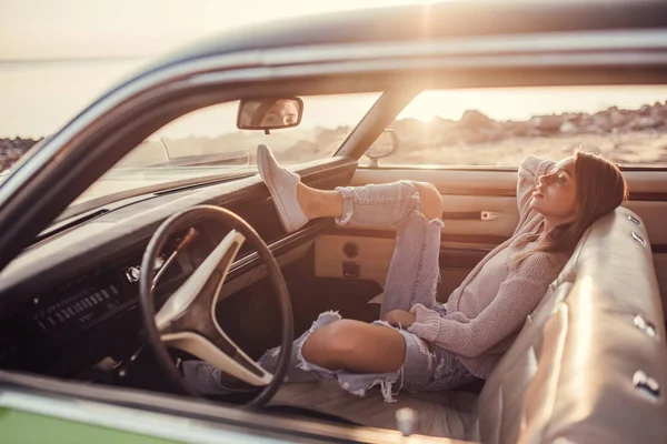 Atrakcyjna Młoda Kobieta Siedzi Zielony Samochód Retro Plaży Retro Klasyczne — Zdjęcie stockowe