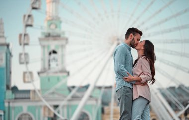 Havada aşk var! Güzel romantik çift şehirde birlikte vakit. Sakallı yakışıklı ve çekici genç kadın aşığız. Sarılma, Öpüşme ve dönme dolap özgeçmişlerine having fun.
