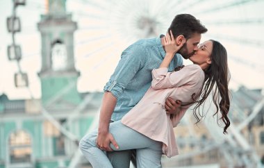 Havada aşk var! Güzel romantik çift şehirde birlikte vakit. Sakallı yakışıklı ve çekici genç kadın aşığız. Sarılma, Öpüşme ve dönme dolap özgeçmişlerine having fun.