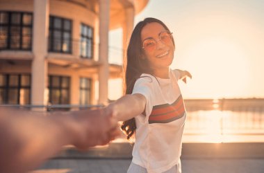Havada aşk var! Güzel romantik çift şehirde birlikte vakit. Sakallı yakışıklı ve çekici genç kadın aşığız. Sarılma, Öpüşme ve gün batımı sırasında having fun.