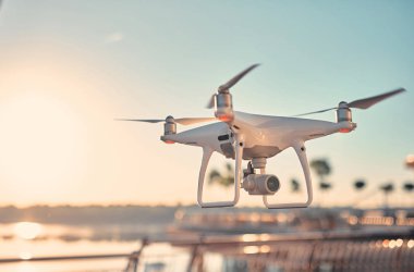 Yenilik fotoğraf kavramı. Dron quadrupter ile şehrin gökyüzünde dijital fotoğraf makinesi