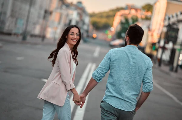 Miłość Jest Powietrzu Cute Para Romantyczne Spędzanie Czasu Razem Mieście — Zdjęcie stockowe