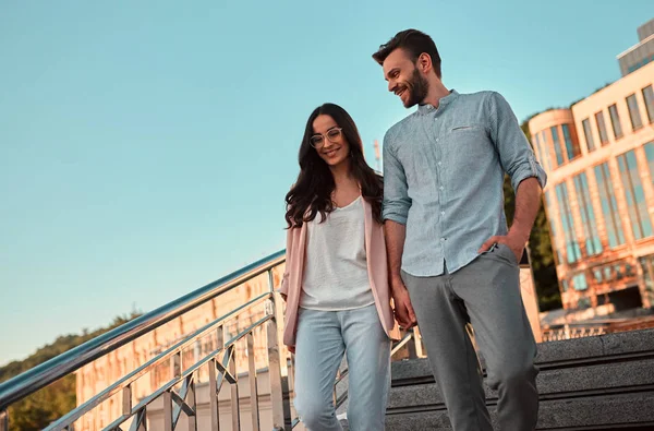 Amor Está Aire Linda Pareja Romántica Pasar Tiempo Juntos Ciudad —  Fotos de Stock