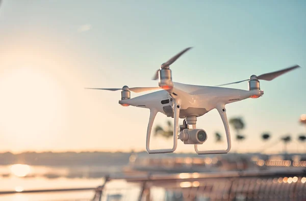 Yenilik Fotoğraf Kavramı Dron Quadrupter Ile Şehrin Gökyüzünde Dijital Fotoğraf — Stok fotoğraf