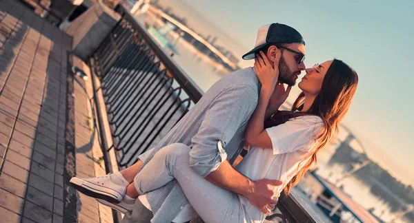 Liefde Lucht Leuk Romantisch Paar Samen Tijd Doorbrengen Stad Knappe — Stockfoto