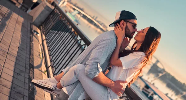 Amor Está Aire Linda Pareja Romántica Pasar Tiempo Juntos Ciudad —  Fotos de Stock