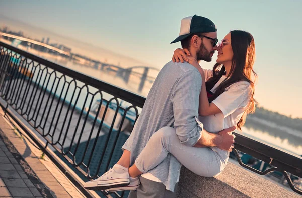 Liefde Lucht Leuk Romantisch Paar Samen Tijd Doorbrengen Stad Knappe — Stockfoto