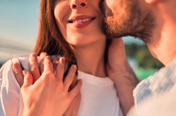 Amor Está Aire Imagen Recortada Linda Pareja Romántica Pasar Tiempo —  Fotos de Stock