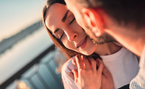 Dragostea Este Aer Imagine Decupată Cuplului Romantic Drăguț Petrecând Timp — Fotografie, imagine de stoc