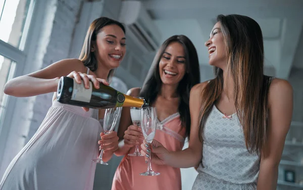 Три Привлекательные Девушки Веселятся Дома Спальне Девичья Пижама Пьём Шампанское — стоковое фото