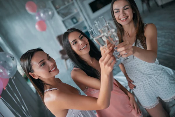 Três Jovens Mulheres Atraentes Estão Divertindo Casa Quarto Festa Pijama — Fotografia de Stock