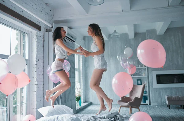 Троє Молодих Привабливих Жінок Розважаються Вдома Спальні Вечірка Піжами Дівчат — стокове фото