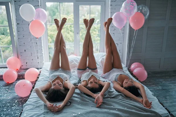 Drei Junge Attraktive Frauen Amüsieren Sich Hause Schlafzimmer Pyjama Party — Stockfoto