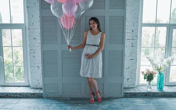 Çekici Hamile Kadın Evde Pembe Hava Balonları Ile Ayakta Bebek — Stok fotoğraf