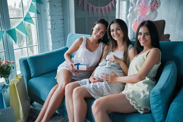 Mulher Grávida Atraente Casa Com Suas Amigas Chuveiro Bebê — Fotografia de Stock