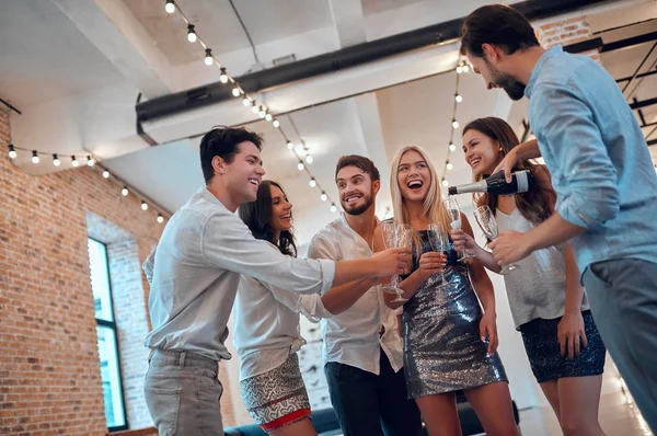 Que Comece Festa Grupo Jovens Divertindo Juntos Dançando Grande Sala — Fotografia de Stock