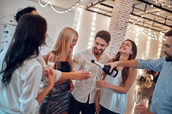 Que Empiece Fiesta Grupo Jóvenes Divirtiéndose Juntos Bailando Gran Sala — Foto de Stock