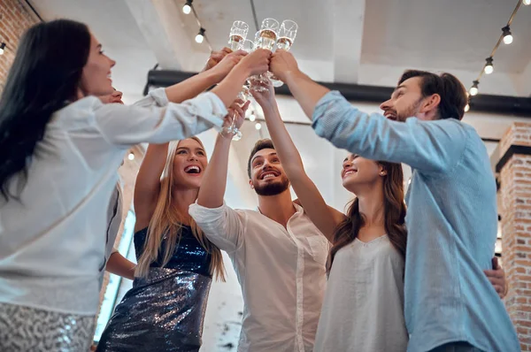 Que Empiece Fiesta Grupo Jóvenes Divirtiéndose Juntos Bailando Gran Sala —  Fotos de Stock