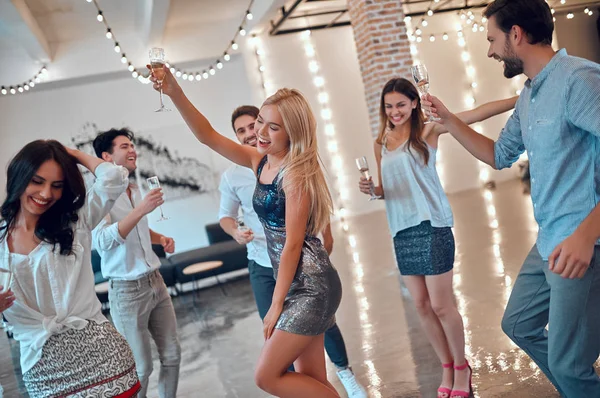 Que Comece Festa Grupo Jovens Divertindo Juntos Dançando Grande Sala — Fotografia de Stock