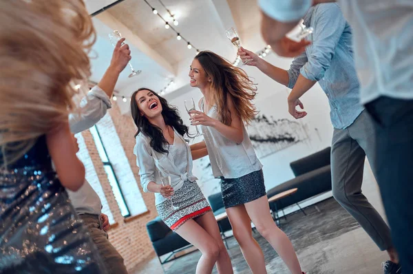 让派对开始吧 一群年轻人在一起玩得很开心 在有香槟的大光室里跳舞 在亲密朋友的大公司庆祝节日 — 图库照片