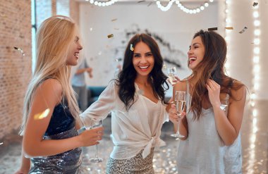 Hadi parti başlasın! Bir grup genç insan birlikte eğleniyor. Şampanya ve konfeti düşen ışık oda dans. Büyük şirket yakın arkadaşım tatil kutluyor.