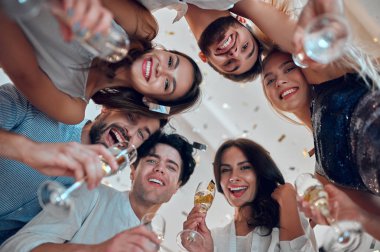 Hadi parti başlasın! Bir grup genç insan birlikte eğleniyor. Şampanya ve konfeti düşen ışık oda dans. Büyük şirket yakın arkadaşım tatil kutluyor.